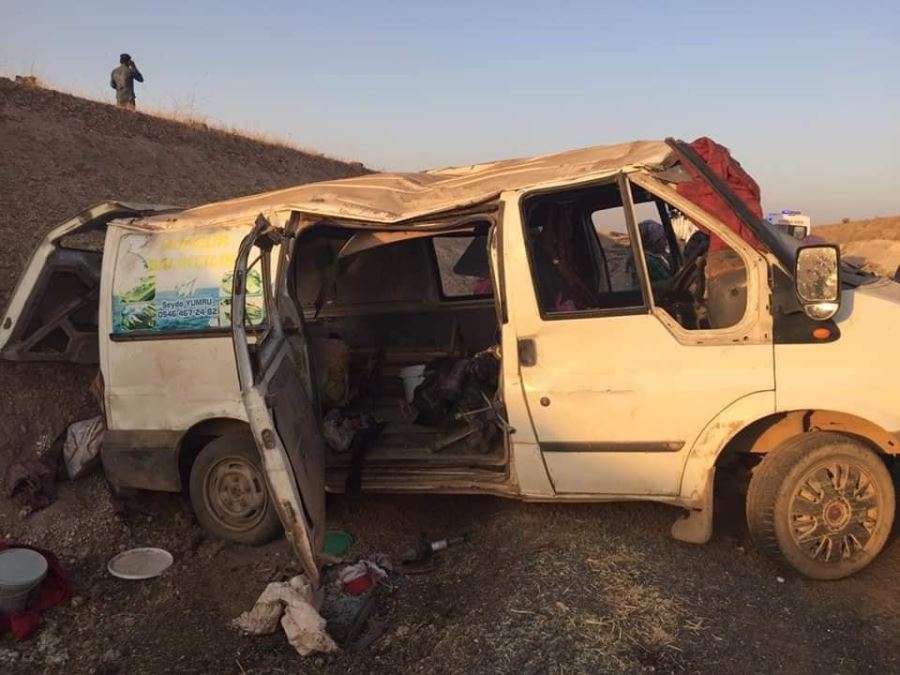 Tarım işçilerini taşıyan minibüs devrildi: 1 ölü, 11 yaralı