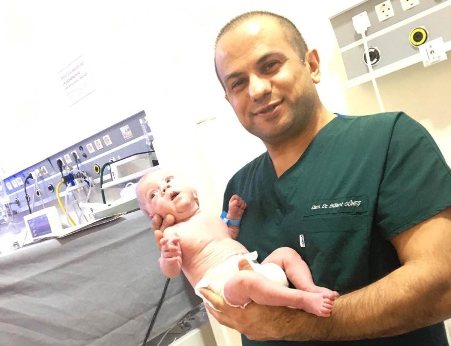 ‘Parmak bebek’ yaşam mücadelesini kazandı