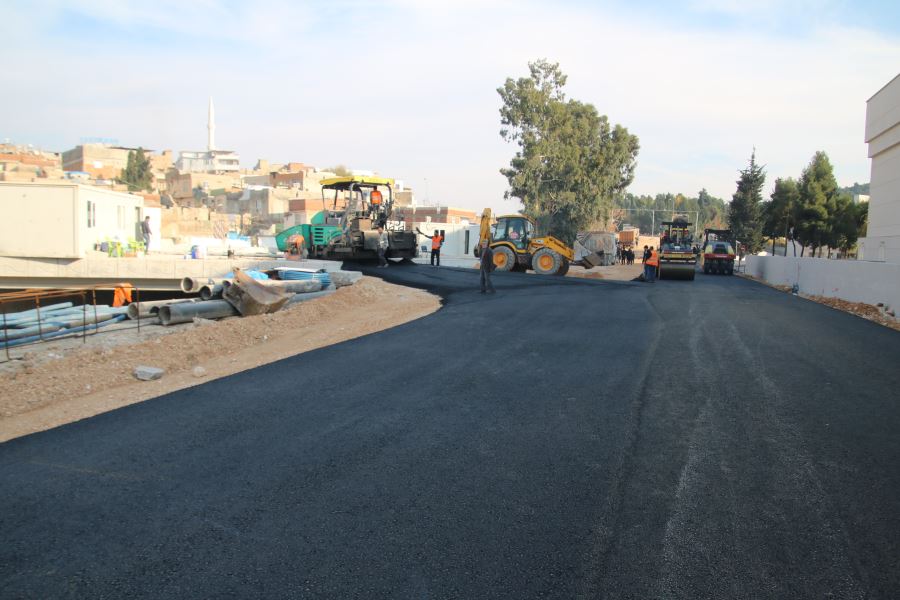 KARAKOYUN KÖPRÜLÜ KAVŞAĞININ BAĞLANTI YOLLARI ASFALTLANIYOR