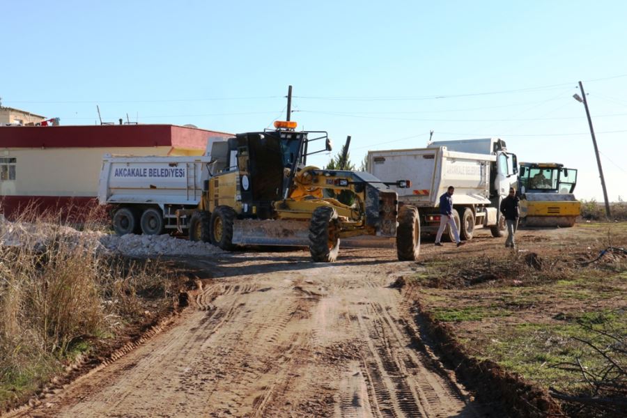 AKÇAKALE’DE STABİLİZE YOL ÇALIŞMALARI DEVAM EDİYOR