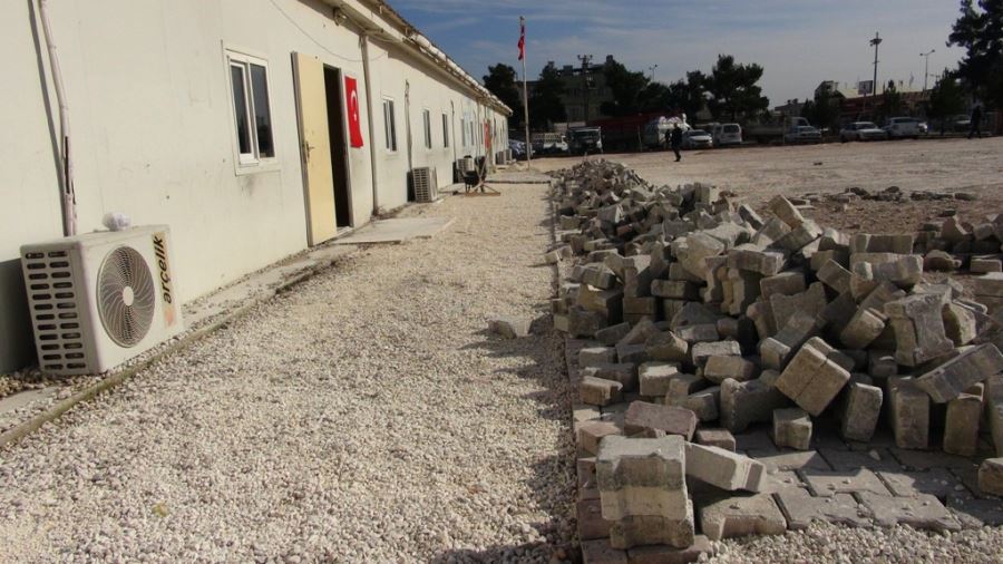 AKÇAKALE BELEDİYESİNDEN OKUL BAHÇESİNE PARKE TAŞI