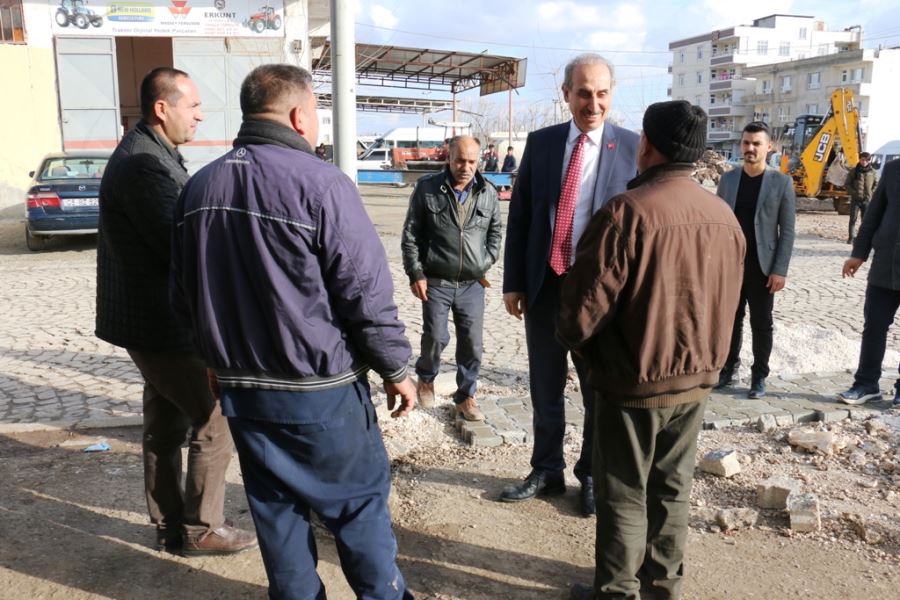 BAŞKAN YALÇINKAYA; PARKE TAŞI ÇALIŞMASINI YERİNDE İNCELEDİ.