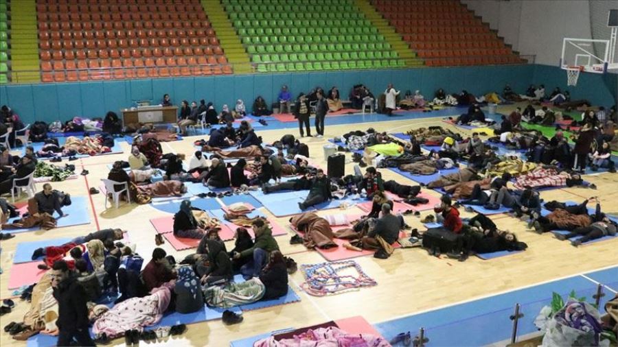 Elazığlılar geceyi spor salonunda geçirdi