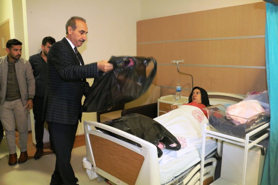 YENİ DOĞAN BEBEKLERE İLK HEDİYE BAŞKAN YALÇINKAYADAN