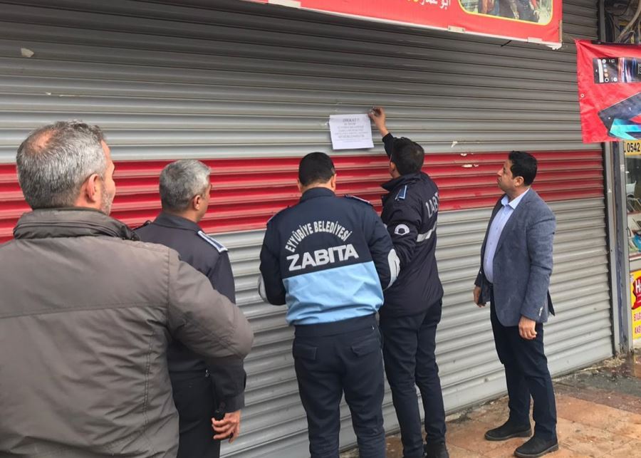 EYYÜBİYE BELEDİYESİ, KAÇAK VE İZİNSİZ DEVE KESİMİ YAPAN İŞYERİNİ MÜHÜRLEDİ. 