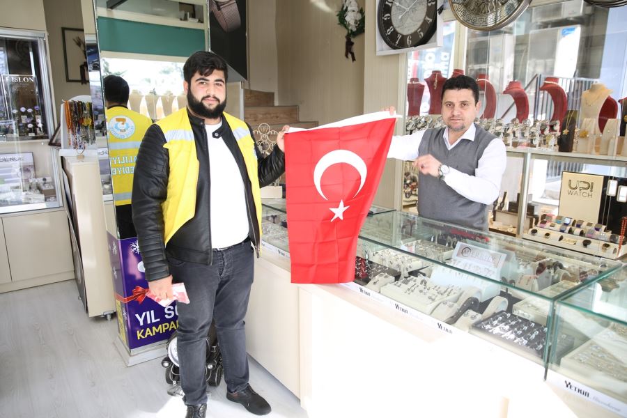 HALİLİYELİLER TEPKİLERİNİ TÜRK BAYRAĞINI ÖPEREK GÖSTERDİ