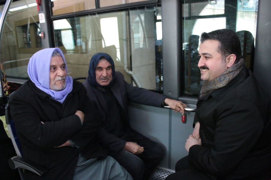 Başkan Yıldız, Halk Otobüsünde Vatandaşlarla Sohbet Etti