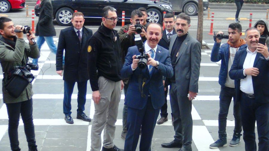 Gazeteciler fotoğraflarını sergiledi, Vali Erin de gazetecileri fotoğrafladı