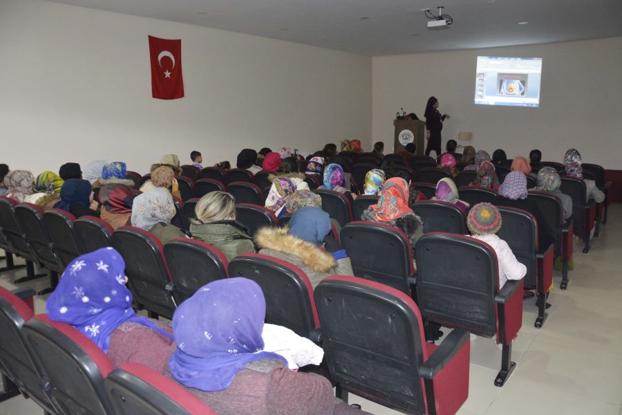 Kadınlar seminerlerle bilgilendiriliyor