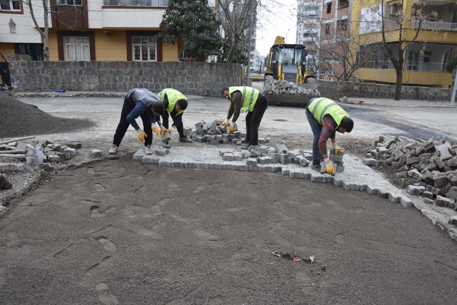 Ofis Mahallesinde kilit taşı döşemesi sürüyor