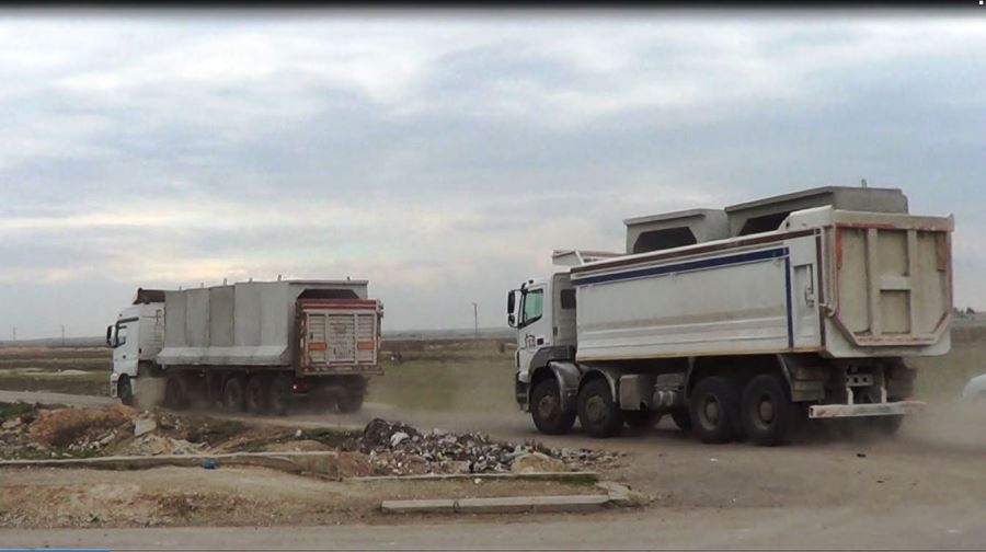 Sınır hattındaki karakollara beton blok sevkıyatı yapılıyor