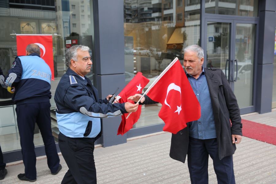 KARAKÖPRÜ’DE BAYRAK DAĞITILDI