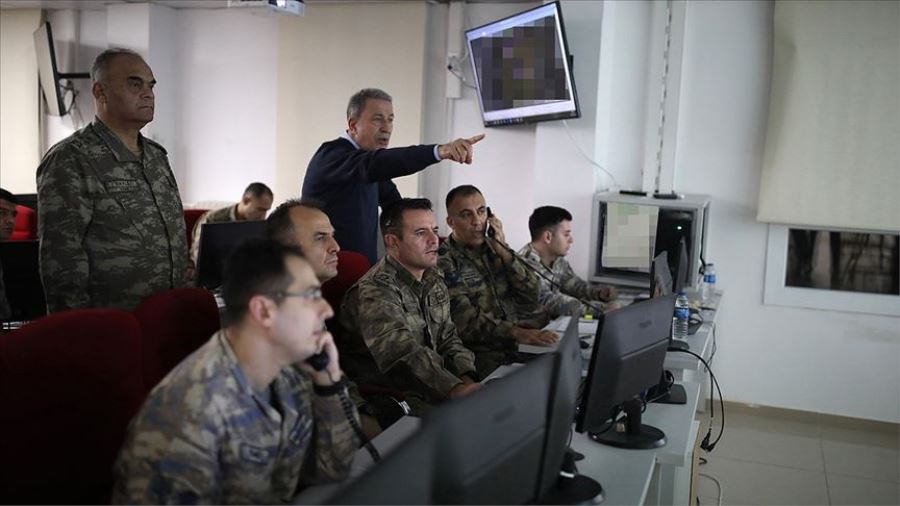 Bakan Akar ve kuvvet komutanları sınırın sıfır noktasında