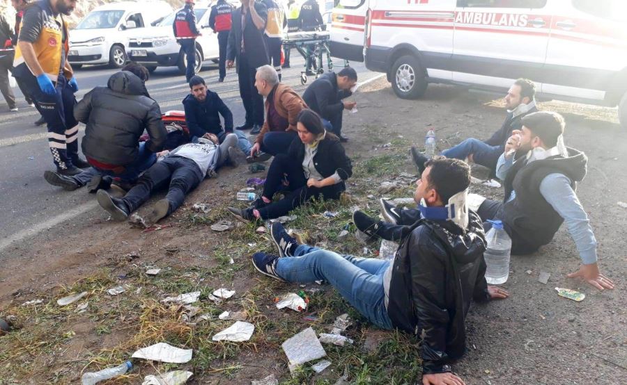 Şanlıurfa’da işçi servisleri kaza yaptı: 18 yaralı