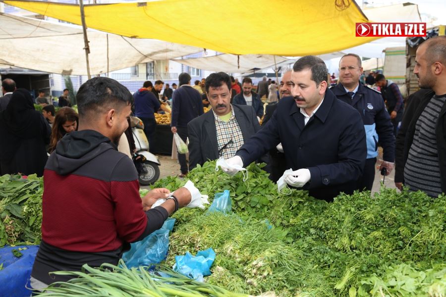 KARAKÖPRÜ’DE PAZARCILARA ELDİVEN VE MASKE DAĞITILDI