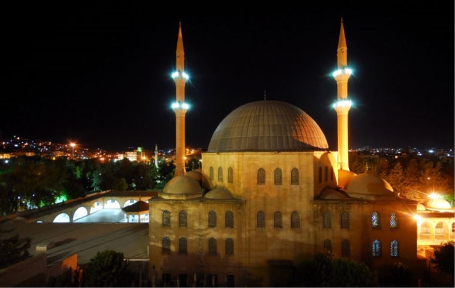 Yatsı ezanı sonrası camilerimizden dua sesleri yükselecek
