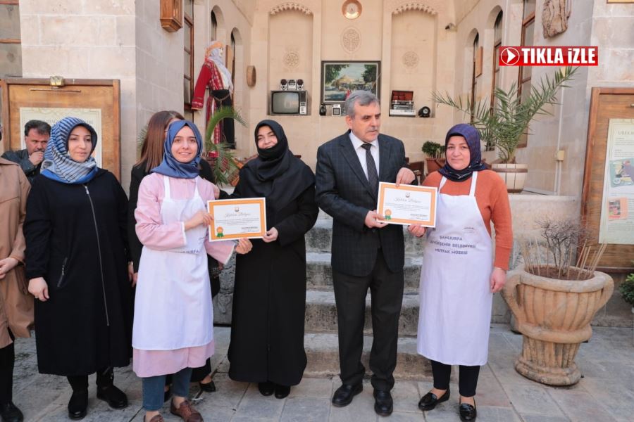 YÖRESEL YEMEK KURSUNU TAMAMLAYAN KURSİYERLERİN SERTİFİKA SEVİNCİ