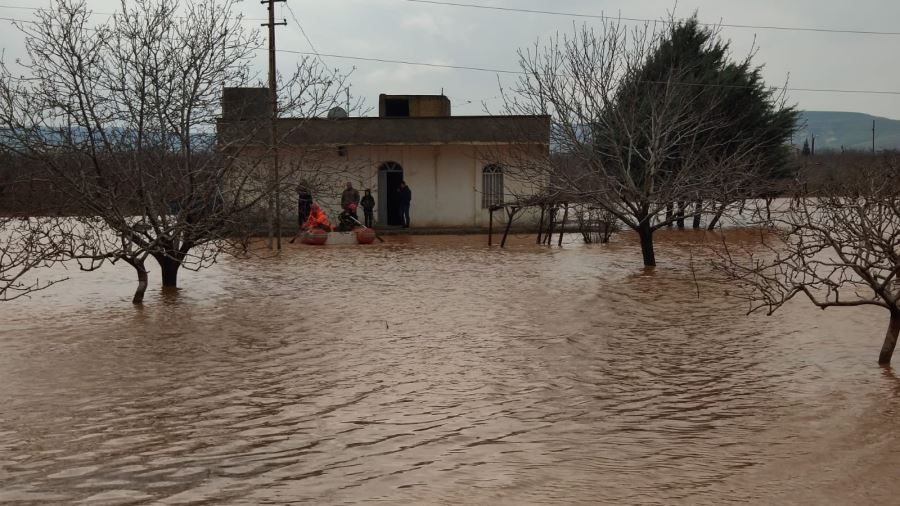 Selde mahsur kalan aile botla kurtarıldı