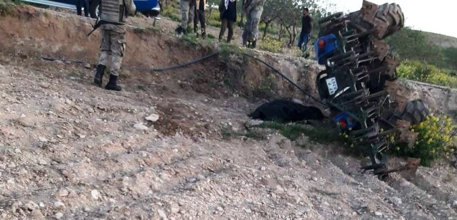 Devrilen traktörün sürücüsü hayatını kaybetti