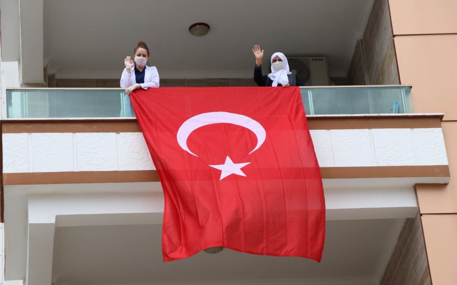 BÜYÜKŞEHİR’DEN EMİNE TEYZEYİ SEVİNDİREN TÜRK BAYRAĞI
