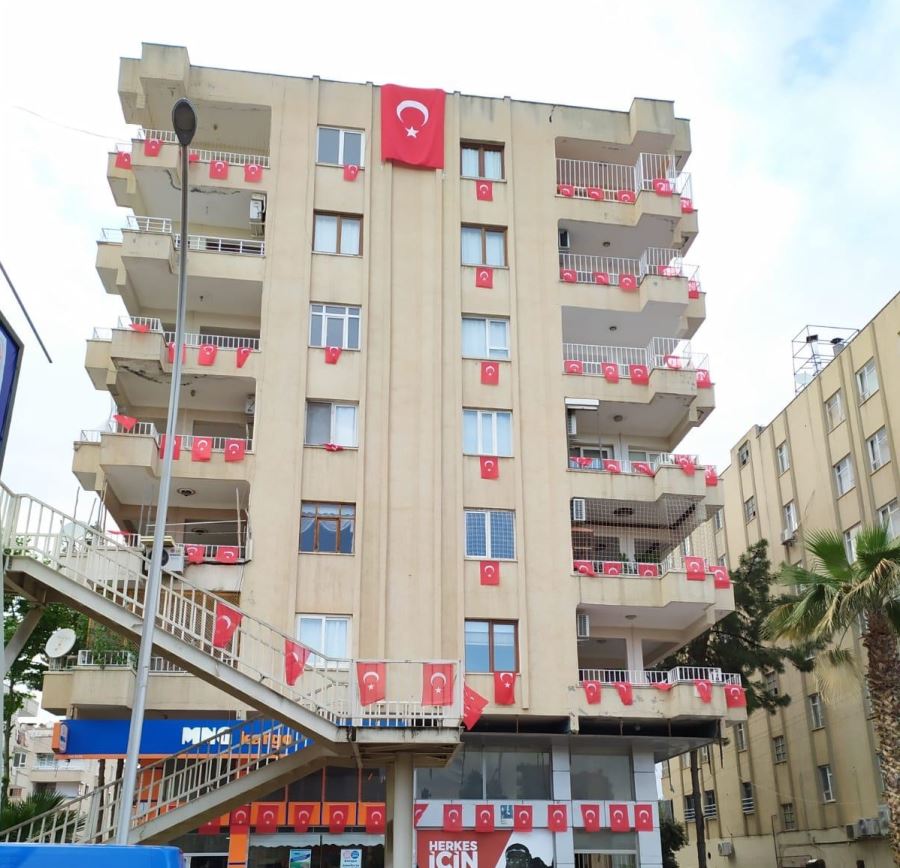 APARTMANI TÜRK BAYRAKLARIYLA DONATTILAR