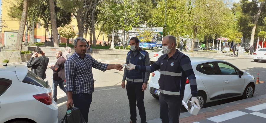Banka PTT ve ATM önünde bekleyen vatandaşlara maske dağıtıldı