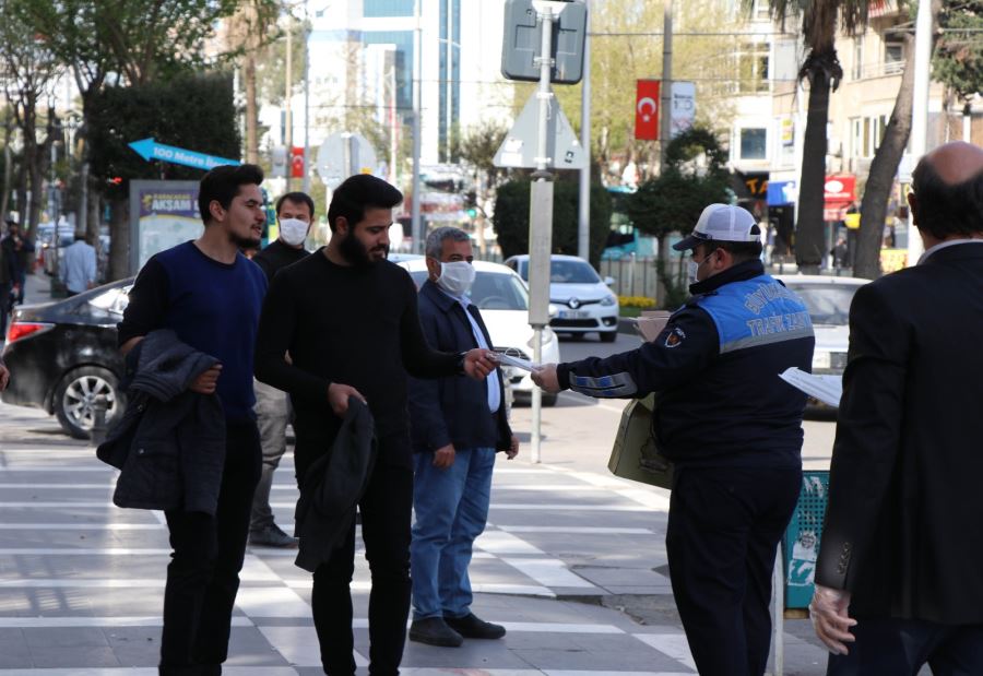 BÜYÜKŞEHİR’DEN VATANDAŞLARA ÜCRETSİZ MASKE DAĞITIMI