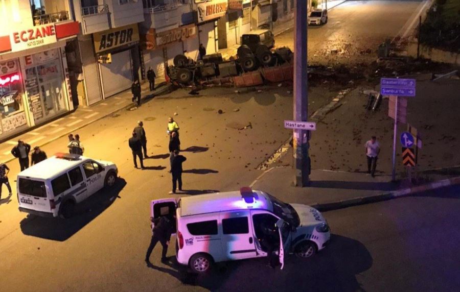 Freni boşalan domates yüklü kamyon köprüden uçtu