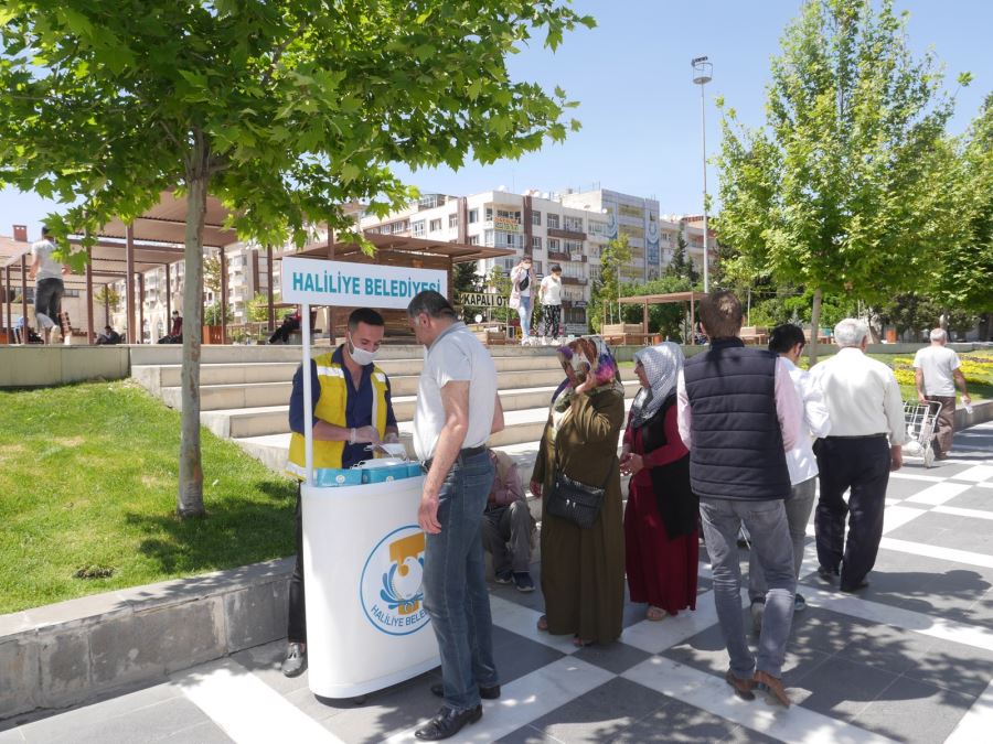 VATANDAŞLARA ÜCRETSİZ MASKE DAĞITIMI SÜRÜYOR