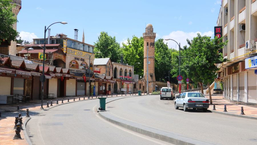 Binlerce kişinin alışveriş yaptığı sokaklar boş kaldı
