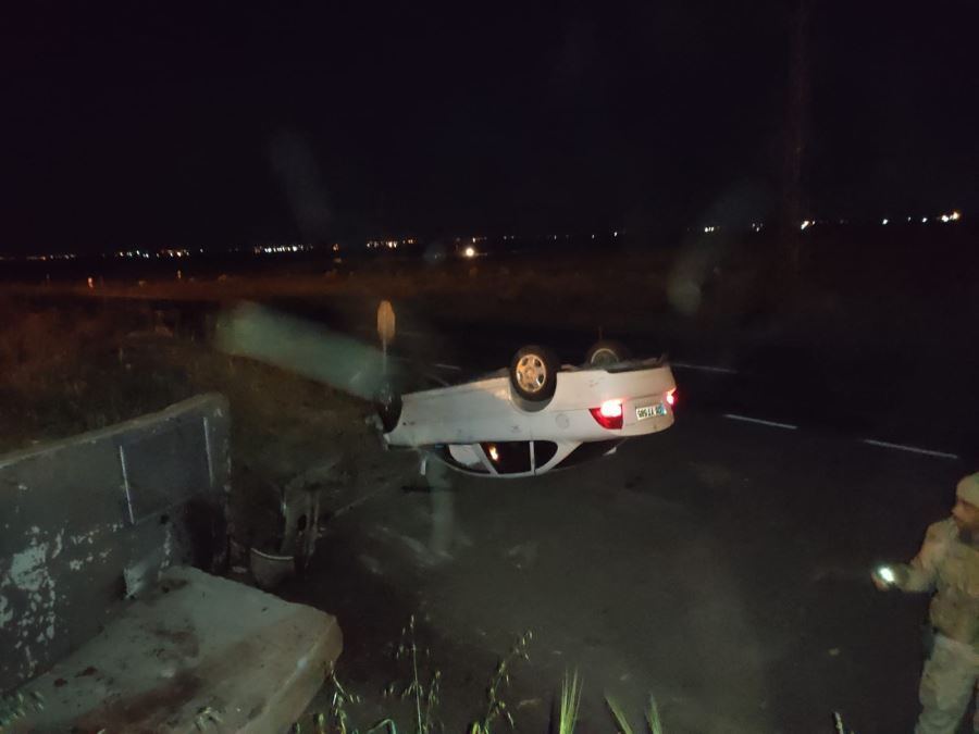 Devrilen otomobildeki 3 kişi yaralandı