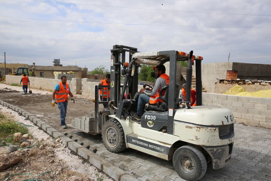 YOĞUNBURÇ MAHALLESİNDE YOLLAR  PARKE TAŞIYLA  DÖŞENİYOR