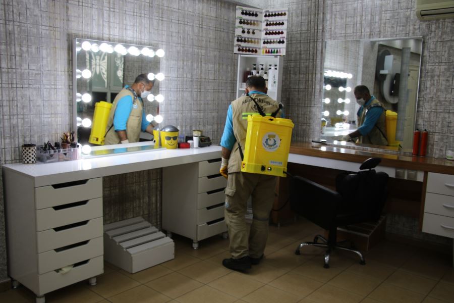 HALİLİYE’DE BERBER VE KUAFÖRLER DEZENFEKTE EDİLİYOR