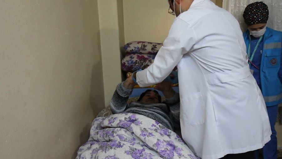Salgınla mücadele 18 bin yaşlıya evde sağlık hizmeti