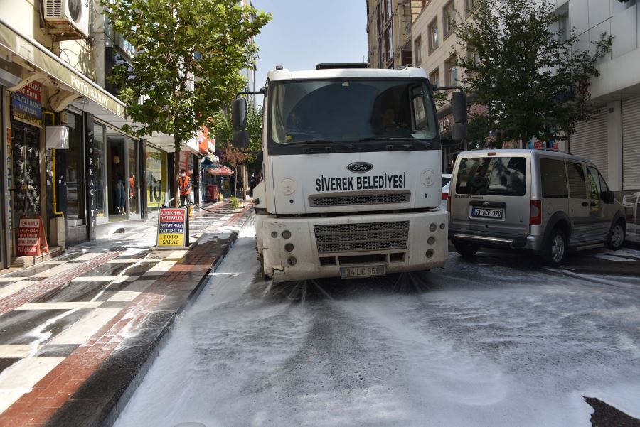 Siverek Belediyesi  Cadde ve kaldırımları yıkandı. 