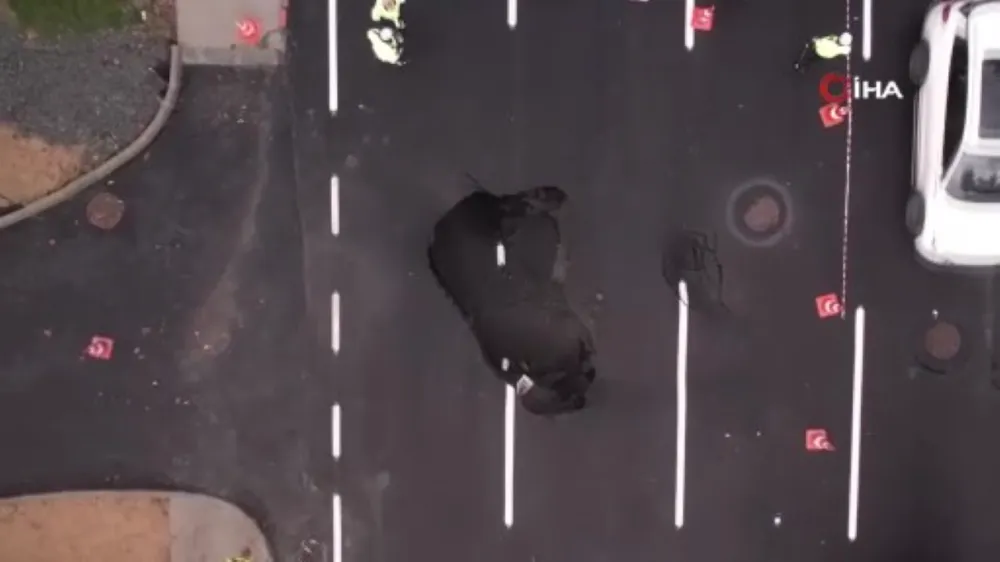 İSTANBUL’U SAĞANAK VURDU! YOL ÇÖKTÜ, CADDELER SU ALTINDA KALDI