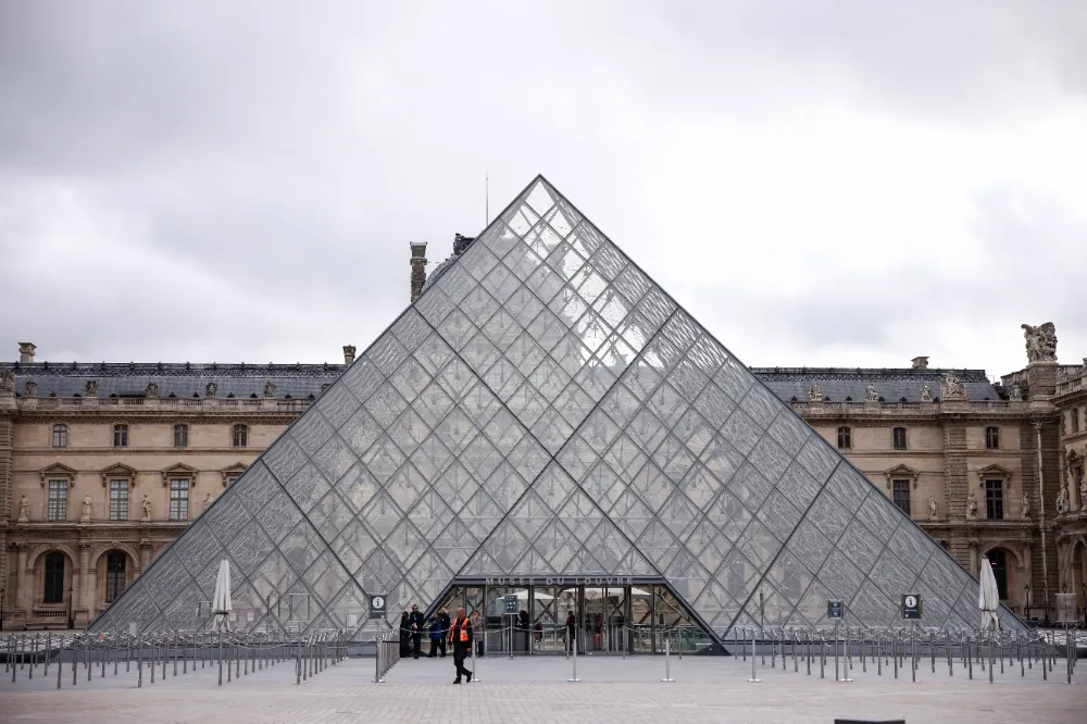 LOUVRE SOYGUNUNDA 2 ŞÜPHELİ GÖZALTINA ALINDI