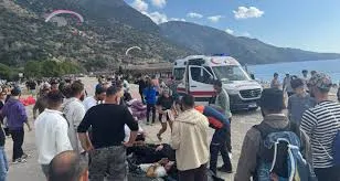 FETHİYE’DE YAMAÇ PARAŞÜTLERİ HAVADA ÇARPIŞTI: 3 YARALI