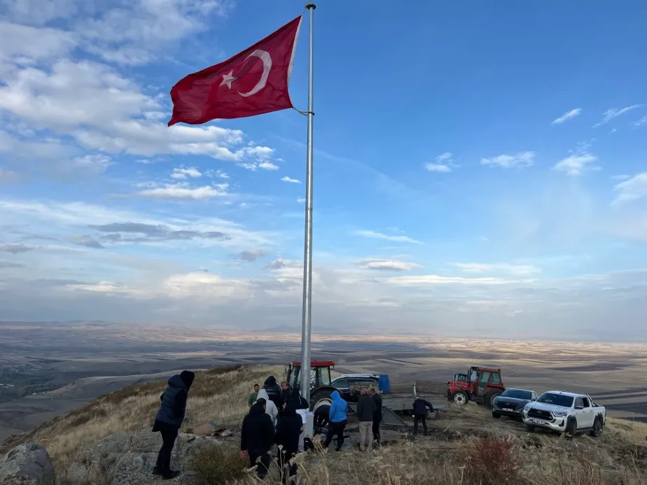 KARSLI KÖYLÜLERİN 20 YILLIK HAYALİ: ERMENİSTAN SINIRINA TÜRK BAYRAĞI DİKTİLER