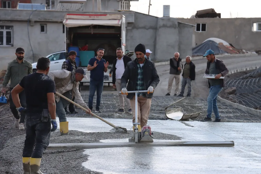 BÜYÜKŞEHİR, SİVEREK KIRSALINDA BETON YOL ÇALIŞMALARINI SÜRDÜRÜYOR