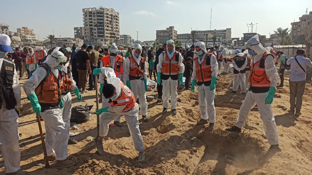 GAZZE’DE SALDIRILAR NEDENİYLE TOPLU ŞEKİLDE DEFNEDİLEN CENAZELER KİMLİK TESPİTİ İÇİN MEZARDAN ÇIKARILDI