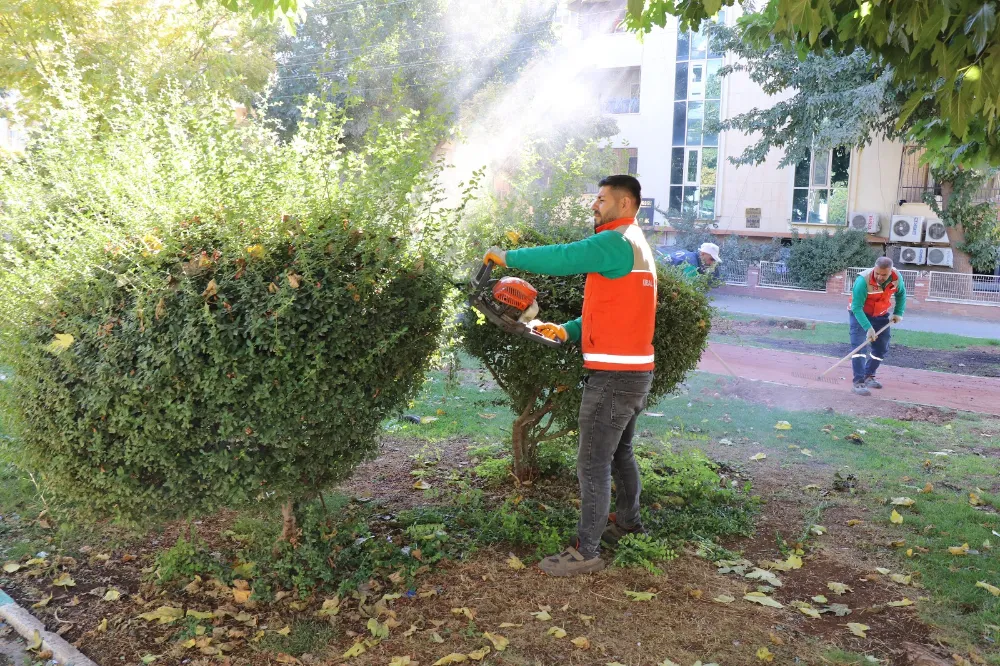 HALİLİYE’DE YEŞİL DÖNÜŞÜM: PARKLAR YENİLENİYOR, İLÇE GÜZELLEŞİYOR