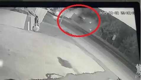 OTOMOBİL İLE ÇARPIŞAN İŞÇİ SERVİSİ DEVRİLDİ: 8 YARALI