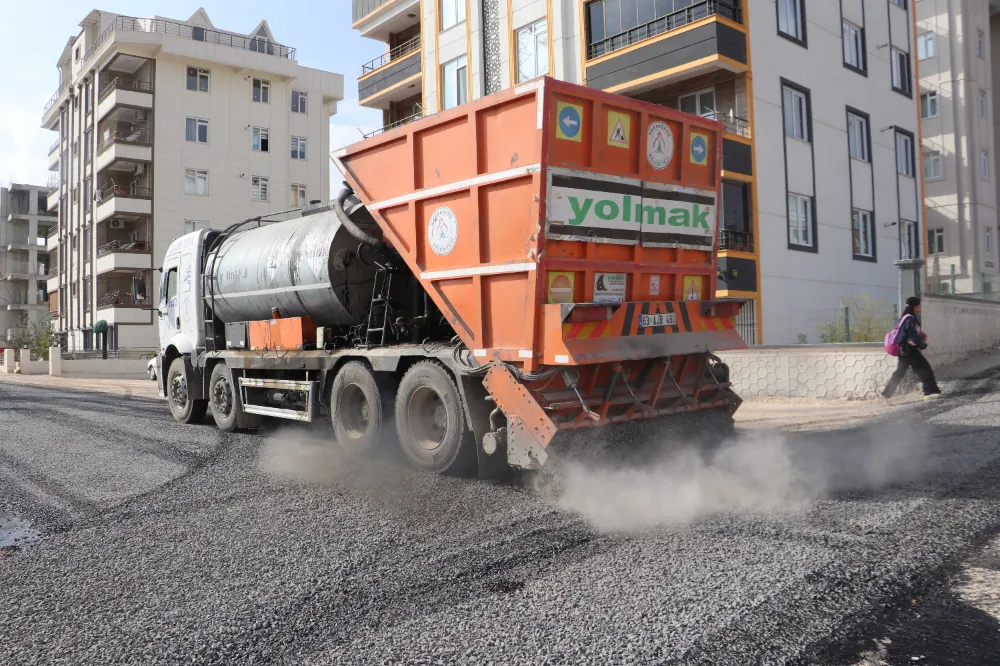 BATIKENT’TE YENİ YOLLARDA SATHİ ASFALT KAPLAMA YAPILIYOR