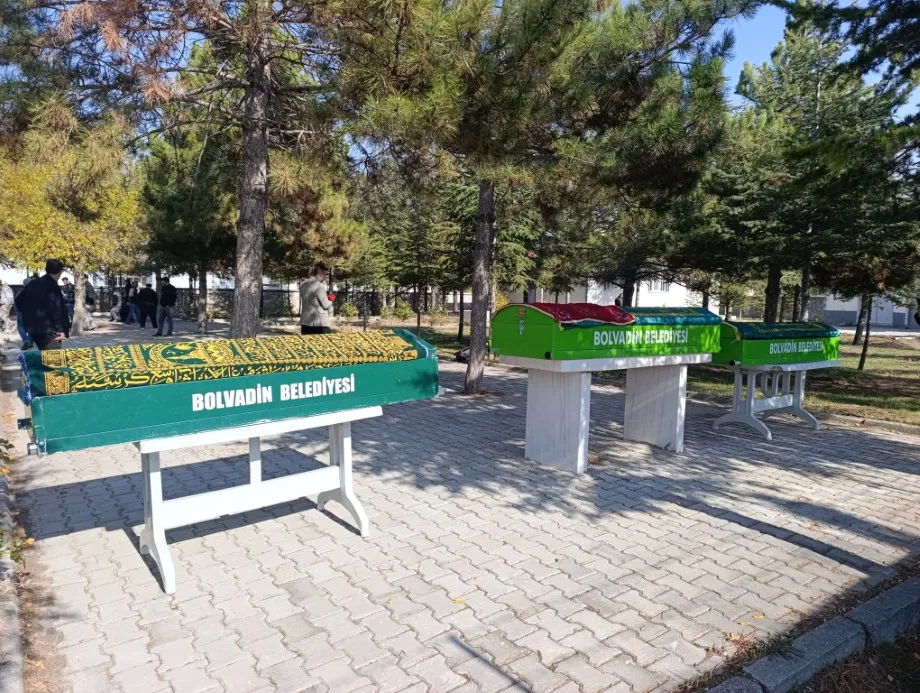 GIDA FACİASINDA ÖLEN ANNE ÇOCUKLARI İLE BİRLİKTE TORAĞA VERİLDİ