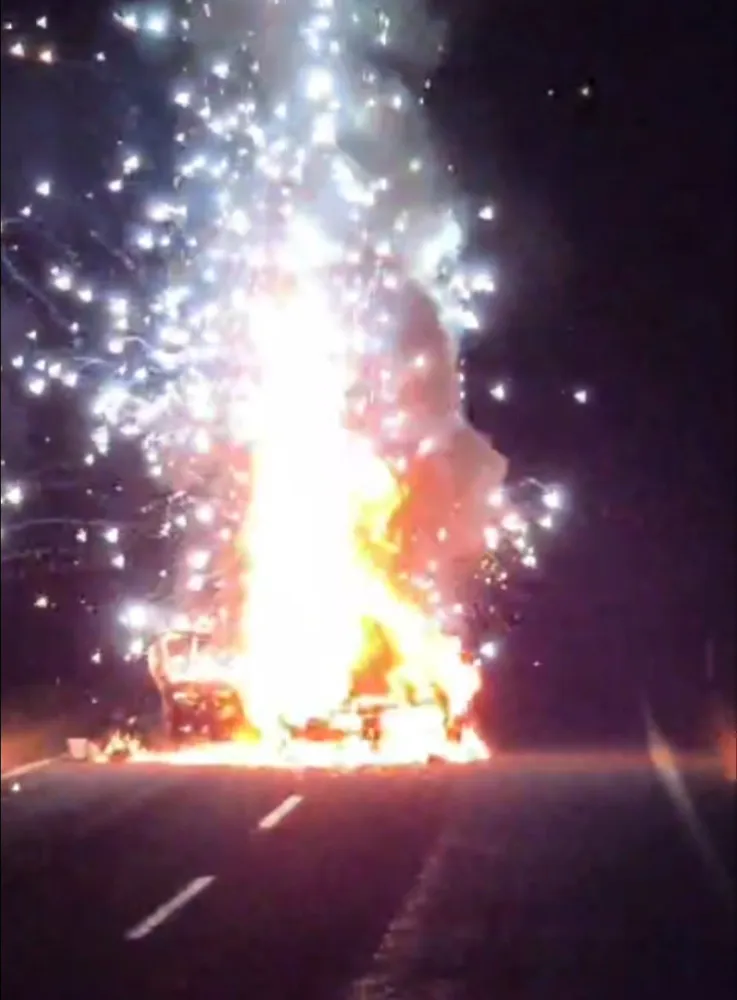 HİLVAN’DA ALEV ALAN OTOMOBİL BOMBA GİBİ PATLADI