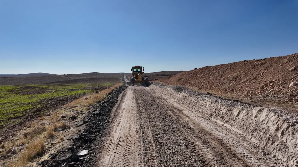 BÜYÜKŞEHİR, KIRSALDA BOZUK YOL BIRAKMIYOR 