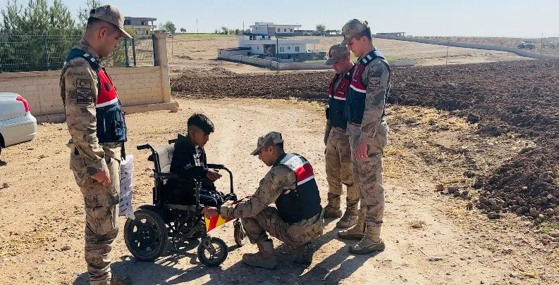 Jandarma engelli gencin reflektör talebini yerine getirdi