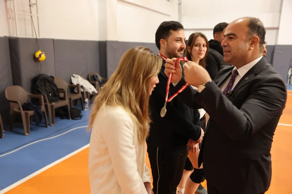 KARAKÖPRÜ’DE ÖĞRETMENLER VOLEYBOL TURNUVASI GÖRKEMLİ FİNALLE TAMAMLANDI