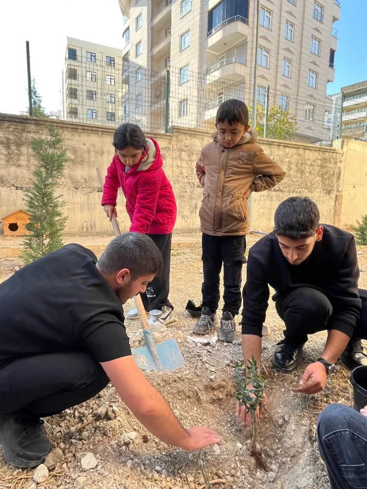 GENÇ ZİRAAT MÜHENDİSLERİNDEN MİNİKLERE TARIM EĞİTİMİ: FİDANLAR GELECEK İÇİN TOPRAKLA BULUŞTU